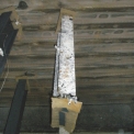 Obr. 4 – Detail povrchu zinkovaného vzorku po požáru