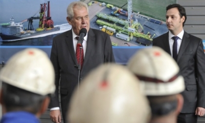 Prezident se ve Sviadnově zajímal o technické obory. Na památku si odvezl model vrtné lodi. 
