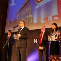 Arnaud Burlin (uprostřed), výkonný ředitel Unibail-Rodamco pro střední Evropu, převzal ocenění pro Centrum Černý Most za nejlepší projekt českého realitního trhu za rok 2013 v kategorii Obchodní centra.