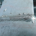 Obr. 7 – Odprysknutá vrstva zinku na hrebeni zvarovej húsenice vplyvom prepravy bez separačných vložiek