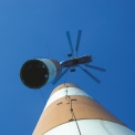 Obr. 1a – Výměna laminátového tubusu pomocí vrtulníku