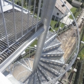 Nově vložená ocelová konstrukce vřetenového schodiště a spojovací mostek na vyhlídkovou plošinu