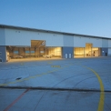 Obr. 4 – Večerný pohľad na hmotu hangáru s priľahlou „stojánkou“ (manipulačnou plochou)