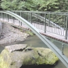 Oblouková lávka pro pěší s mezilehlou mostovkou v Hřensku