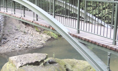 Oblouková lávka pro pěší s mezilehlou mostovkou v Hřensku