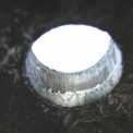Obr. 2 – Výsledná diera s 1/3 strihu a vytrhnutím cca 2/3 hrúbky materiálu