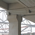 Stropní i střešní konstrukce jsou navrženy z předem předpjatých panelů nebo žebrových desek ukládaných na konzoly průvlaků příčných rámů.