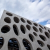 Dominantní prvek nového divadla v Plzni odhalen, perforovaná fasáda je největší betonovou skulpturou v ČR