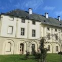 Exteriér zámku v Rokytnici u Přerova s historickým krovem; v podkroví díky systému Lindab Cosntruline vznikly na 180 m2 nové užitné prostory.