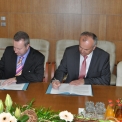 Ministr u podpisu dohody.