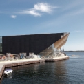 Obr. 2a - Centrum múzických umění Kilden v Norsku tvoří ocelová konstrukce se zvlněnou dubovou fasádou, která přesahuje od moře do interiéru budovy.