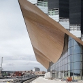 Obr. 2b - Centrum múzických umění Kilden v Norsku tvoří ocelová konstrukce se zvlněnou dubovou fasádou, která přesahuje od moře do interiéru budovy.