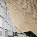 Obr. 2c - Centrum múzických umění Kilden v Norsku tvoří ocelová konstrukce se zvlněnou dubovou fasádou, která přesahuje od moře do interiéru budovy.