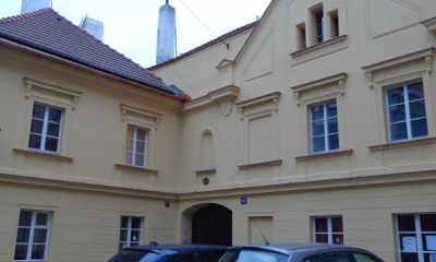 Dokončena restaurace historické fasády v ulici V Jirchářích v Praze 1