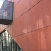 Červený beton činí budovu plzeňského divadla nepřehlédnutelnou