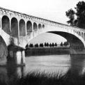 Obr. 12 – Jeden z prvých oblúkových mostov z prostého betónu. Oblúk s rozpätím 40 m cez rieku Yone je súčasťou 60 km dlhého úseku vodovodu Aqueduct de la Vanne. Francúzsko. Zhotovil ho François Coignet v r. 1869.
