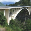 Obr. 17 – Železobetónový oblúkový Pont de la Caille II (Pont Caquot) cez rieku Les Usses pri Cruseilles, Francúzsko. Rozpätie 137,5 m, dĺžka 230 m, výška nad prekážkou 147 m, r. 1928. Návrh Albert Caquot.