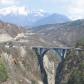 Obr. 18 – Železobetónový oblúkový Pont de Ponsonnas, r. 1941, rozpätie 92 m, svetlá výška 103 m. Návrh Albert Caquot. Ponsonnas, Isère, Francúzsko.