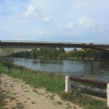 Obr. 19 – Železobetónový oblúkový most cez Váh v Komárne, Slovensko, rozpätie 112,5 m, smelosť 1 480 m, r. 1952. Návrh Stanislav Bechyně (foto P. Paulík).