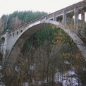 Obr. 20 – Železobetónový viadukt pri Uľanke, Slovensko, s rozpätiami 19 m + 55 m + 2 × 19 m a výškou 42 m z r. 1939 (foto Ľ. Turčina).