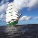 Plachetnice se svou délkou 65 metrů na moři (Foto: Deutsche Stiftung Sail Training)