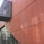 Červený beton činí budovu plzeňského divadla nepřehlédnutelnou