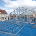 Výstavba ocelové konstrukce dosáhla střechy