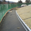 Celý obvod střechy je ukončen odvodňovacím žlabem.