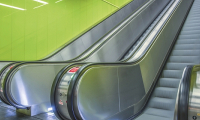 Komfortní jízda na eskalátorech ve stanici metra Národní Třída