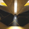 Netradičně řešené centrální schodiště multifunčkního sálu