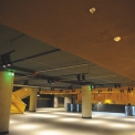 Prostor před koncertním sálem je jištěný kombinací podhledových visících sprinklerů a stojících sprinklerů na přiznaných potrubních.