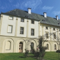 Exteriér zámku v Rokytnici u Přerova s historickým krovem; v podkroví díky systému Lindab Construline vznikly na 180 m2 nové užitné prostory.