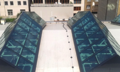 1 600 m2 skla ve střeše a nad pasáží moderního open space v Praze