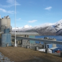 Obr. 1 – Pohled na cementárnu na pobřeží Tysfjordu