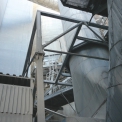 Obr. 4 – Pohled na nosnou konstrukci svislého odtahového potrubí s prasklým spodním pásem