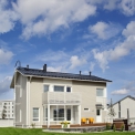 Obr. 1b Integrované solární panely Ruukki Classic Solar nejsou na střeše domu téměř vidět