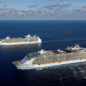 Typické námořní výletní lodě společnosti Royal Caribbean Cruise Line, jejíž flotila bude brzy rozšířena o největší loď světa, Oasis. (© Royal Caribbean Cruise Line)