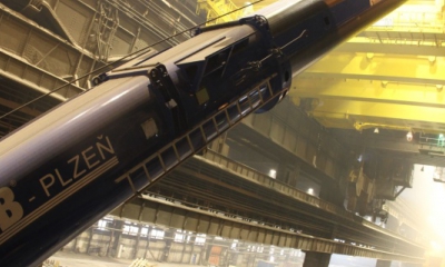 Nový pětisettunový mostový jeřáb v ArcelorMittal Ostrava přesouvá pánve s tekutou ocelí o hmotnosti 330 tun