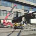 Příprava expozice vrtulníku bez omezení dopravy na přilehlé komunikaci