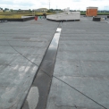 Parotěsná a pojistná hydroizolace střechy na spádové vrstvě z lité pěny