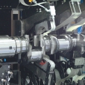 Pohled na pracoviště: Jemné obrábění – tzv. microfinish – klikové hřídele pro nákladní vůz na stroji CrankStar. (Foto: Thielenhaus Technologies GmbH)