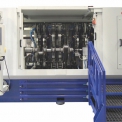 Horizontální stroj k dokončování pásem od Thielenhaus Microfinish k obrábění klikových hřídelí pro nákladní vozidla. (Foto: Thielenhaus Technologies GmbH)