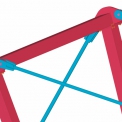 Řetězovka je tvořena táhly z kulatiny, které jsou kloubově připojeny ke styčníkovým plechům. Detail spojení táhel a pylonu (3D model Tekla Structures).