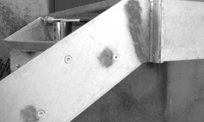 Příčiny ztmavnutí povlaku žárového zinku v oblasti svarového spoje