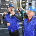 Generální ředitel Jan Czudek dává pokyn k vytlačení koksu