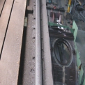 Před opravou byly kolejnice JK 85 otvory v patě kolejnice přišroubovány k pásnici nosníků. Konstrukční uspořádání uložení nosníků na sloupech neumožňovalo provedení nezbytné rektifikace.