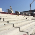 Hotové betonové stupně monolitické konstrukce tribuny