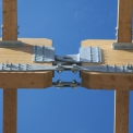 Detail spojení dřevěných vazníků v hřebeni střechy