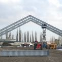 Obr. 2 – Pohled na výstavbu haly v Chorušicích s vazníky z profilů s vlnitou stojinou v listopadu 2015