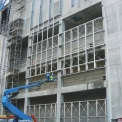 Začátek montáže na jižní fasádě v místě ŽB primární nosné konstrukce (foto: LLENTAB)